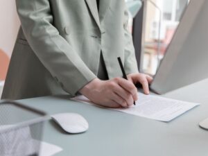 Biznesmen analizuje wykresy finansowe na ekranie komputera w biurze.